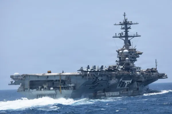 La USS Abraham Lincoln non tocca porto da oltre 200 giorni, ma Trump nega i problemi a bordo