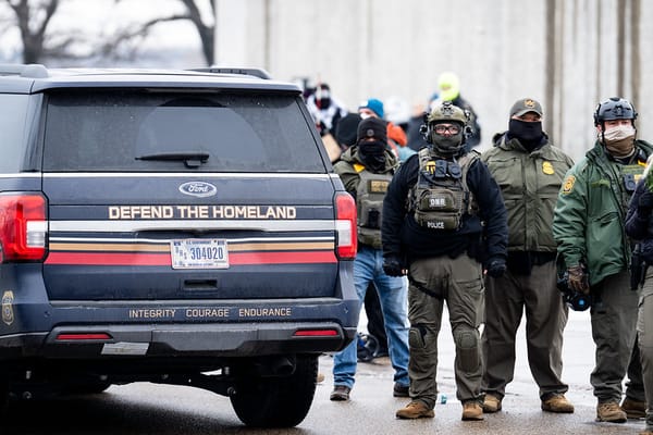 Un ex agente ICE è stato incriminato per aver mentito sulla sparatoria di Minneapolis