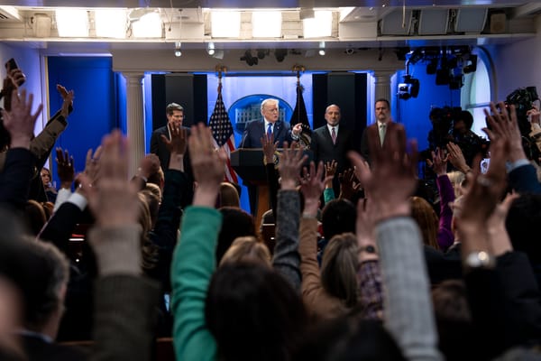 Trump fa ritirare i badge dei corrispondenti di CNN, MS NOW e Politico alla Casa Bianca