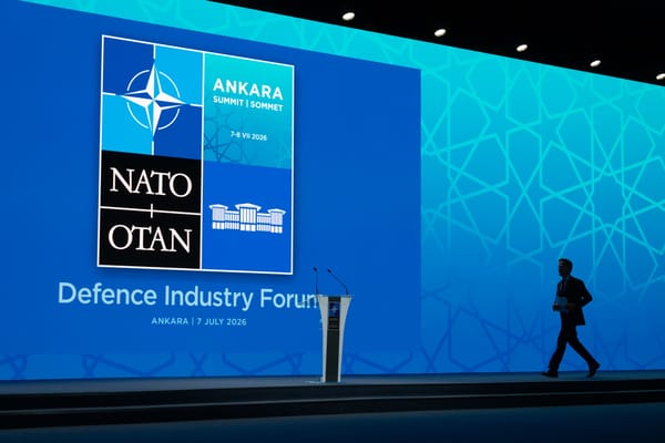 L'ambasciatore americano alla NATO agli alleati: preparatevi come se Putin stesse per attaccare