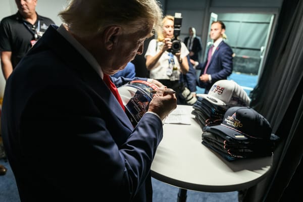 Il crollo delle vendite dei gadget MAGA