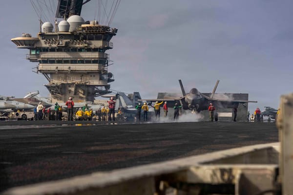 Dopo 286 giorni in mare, la USS Abraham Lincoln arriva in Thailandia