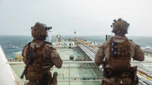 Gli Stati Uniti colpiscono due petroliere iraniane nello Stretto di Hormuz