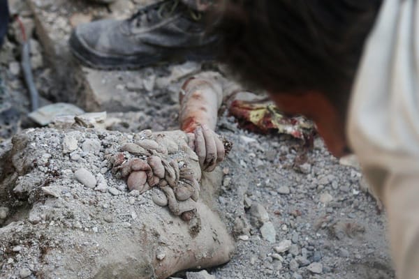 Perché gli Stati Uniti hanno bombardato una scuola in Iran: dati vecchi, fretta e troppa fiducia nell'IA