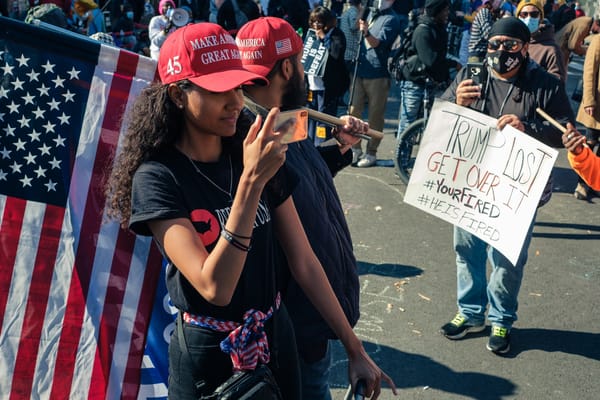 Giovani e ispanici abbandonano Trump, alle midterm i Dem recuperano fino a 23 punti