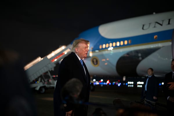 Trump scherza su un terzo impeachment dopo le midterm: "Ci sto diventando bravo"