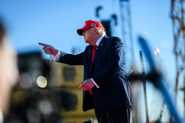 Trump insiste che i suoi comizi stanno salvando i repubblicani, ma i candidati in bilico lo tengono a distanza