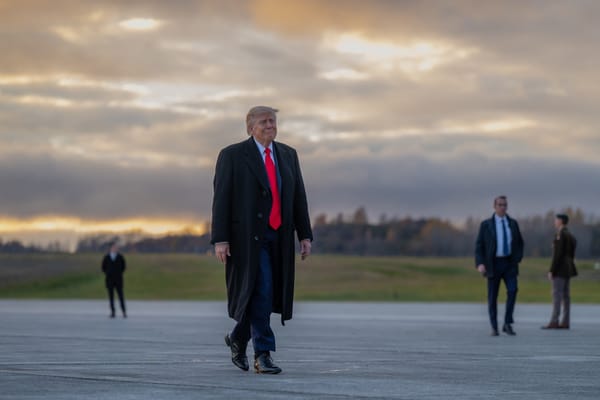 Trump dice che chi passa informazioni ai giornalisti "dovrebbe essere fucilato"