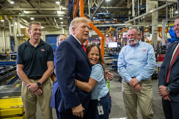 Trump promette di vincere le midterm: "Glielo ficcheremo su per il culo"